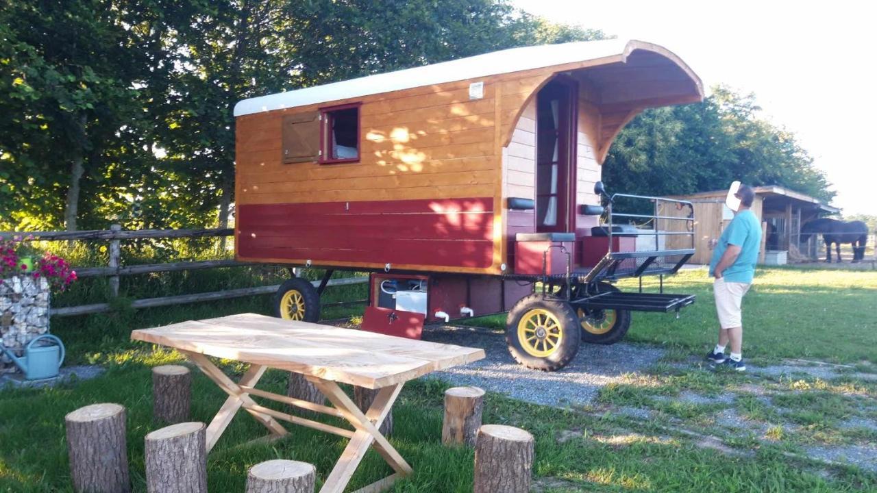 Veritable Roulotte Hippomobile "La Bailleul" Mentheville Exterior photo